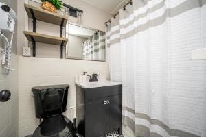 Ванная комната в ATL Downtown 2BR King Bed Free Parking LM1902 +19 фотографий