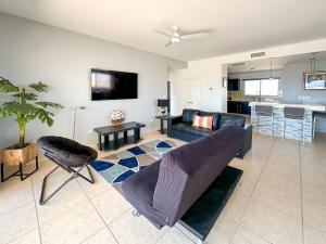 A television and/or entertainment centre at Relaxing Getaway 2BR Condo