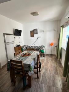 ein Wohnzimmer mit Tisch und Couch in der Unterkunft Atardecer Patagónico in Puerto Madryn + 13 Fotos