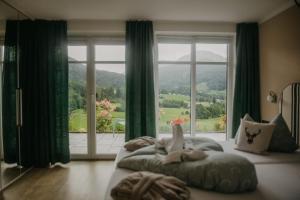 Una cama o camas en una habitación de Haus Bergfrieden