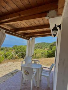 un tavolo e delle sedie su una veranda con vista di Agrustos Paradise a Budoni