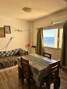 ein Schlafzimmer mit einem Tisch und einem Bett und einem Fenster in der Unterkunft Atardecer Patagónico in Puerto Madryn