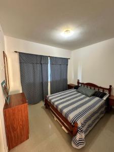 ein Schlafzimmer mit großem Bett und Fenster in der Unterkunft Atardecer Patagónico in Puerto Madryn