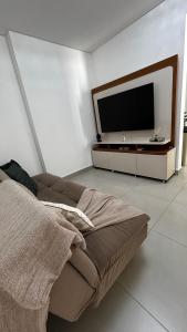 TV a/nebo společenská místnost v ubytování 605 - Apartamento à 250 metros do mar - Melhor Avaliação!