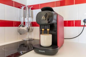 ヴァルラ・プラージュにあるLe Sirocco - Parking - Terrasse - Accès plageのキッチンカウンターの紅茶/コーヒーメーカー