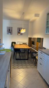 Una cocina y un comedor con mesa y sillas. en Vera Italia, en Ladispoli