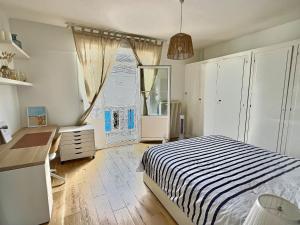 ベルク・シュル・メールにあるVilla Berckoise - Vue mer - 30M plage - 8 persのベッドと机と窓のある寝室
