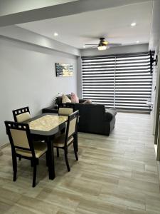 Ruang duduk di Condo ocean view one block Papas&beer Rosarito 1 +3 gambar