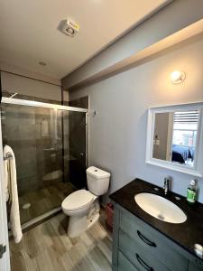 Bilik mandi di Condo ocean view one block Papas&beer Rosarito 1