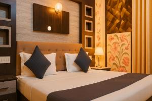 AyodhyaHotel Rajnandani Palace by IQ Hotels - Steps from Ram Mandir, Ayodhya的房间里有一张大床的卧室