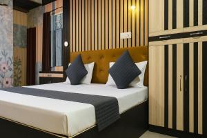 Hotel Rajnandani Palace by IQ Hotels - Steps from Ram Mandir, Ayodhya客房内的一张或多张床位