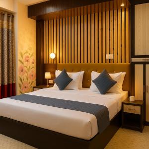 Hotel Rajnandani Palace by IQ Hotels - Steps from Ram Mandir, Ayodhya客房内的一张或多张床位