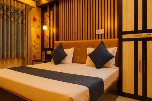 Hotel Rajnandani Palace by IQ Hotels - Steps from Ram Mandir, Ayodhya客房内的一张或多张床位