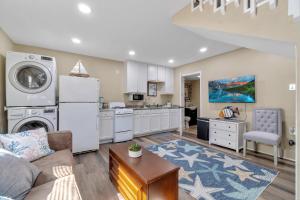 Køkken eller tekøkken på By the Bayou, Thanksgiving Stays Get 50 Gift Card