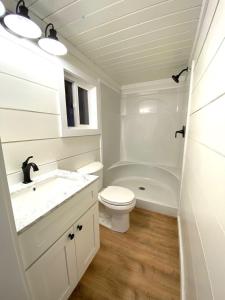 Koupelna v ubytování Cozy Cache Vista Tiny House with Summer Rates