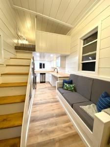 Posezení v ubytování Cozy Cache Vista Tiny House with Summer Rates + 20 fotografií