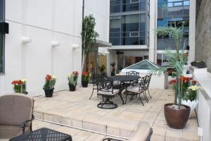 Un patio sau altă zonă în aer liber la Yonge Suites Furnished Apartments