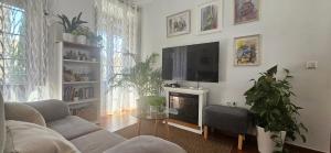 Apartamentos Los Descalzos Ángel With Private Terrace Free Parking的电视和/或娱乐中心