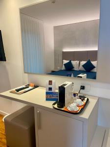 Pokój z ladą z kuchenką mikrofalową i łóżkiem w obiekcie Hotel Simi Lan w Lignano Sabbiadoro