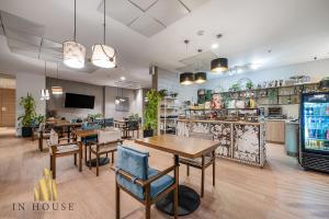 Μια τηλεόραση ή/και κέντρο ψυχαγωγίας στο Urban 2505 - Oasis with pool and gym