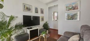 Apartamentos Los Descalzos Ángel With Private Terrace Free Parking的电视和/或娱乐中心