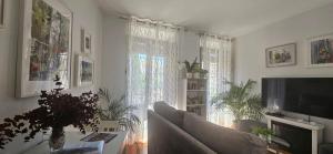 Apartamentos Los Descalzos Ángel With Private Terrace Free Parking的电视和/或娱乐中心
