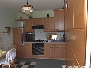 kuchnia z drewnianymi szafkami i kuchenką z piekarnikiem w obiekcie Apartment in Mölbling - Kärnten 69 