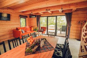 a dining room with a table in a cabin at Osada Kanada in Istebna