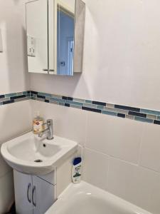 Koupelna v ubytování One bedroom sea view sea front apartment