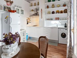 una cucina con tavolo e frigorifero di Nature hideaway in Deltebre for Families a Deltebre Altre 30 foto