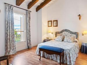 una camera da letto con un letto e una finestra di Nature hideaway in Deltebre for Families a Deltebre
