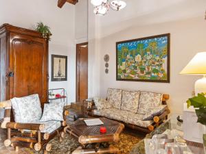un soggiorno con un divano e un tavolo di Nature hideaway in Deltebre for Families a Deltebre