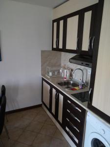 Kuchyň nebo kuchyňský kout v ubytování Oasis Resort&Spa Lozenets Studio 1-2