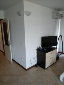 TV a/nebo společenská místnost v ubytování Oasis Resort&Spa Lozenets Studio 1-2