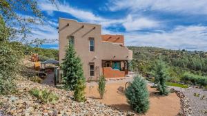 ein Haus an der Seite eines Hügels mit Bäumen in der Unterkunft Casa Bella Vista -Hot tub -Amazing Views -Fire Pit in Prescott