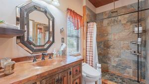 ein Badezimmer mit Waschbecken, Toilette und Spiegel in der Unterkunft Casa Bella Vista -Hot tub -Amazing Views -Fire Pit in Prescott + 44 Fotos