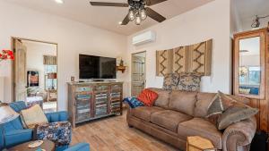 ein Wohnzimmer mit Sofa und Fernseher in der Unterkunft Casa Bella Vista -Hot tub -Amazing Views -Fire Pit in Prescott