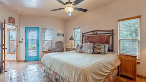 ein Schlafzimmer mit einem Bett und einem Deckenventilator in der Unterkunft Casa Bella Vista -Hot tub -Amazing Views -Fire Pit in Prescott