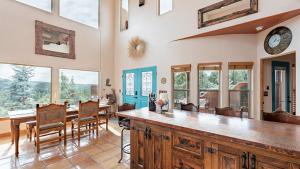 eine Küche und ein Esszimmer mit Tisch und Stühlen in der Unterkunft Casa Bella Vista -Hot tub -Amazing Views -Fire Pit in Prescott