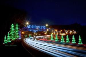 eine Stadtstraße mit Weihnachtsbäumen und einem Neonschild in der Unterkunft Mountain Glory Holiday home in Gatlinburg