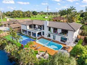 Бассейн в Dream Retreat 11 bdr Pool, Spa, Sauna, Gym, Cold Plunge L75 или поблизости