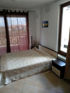 Postel nebo postele na pokoji v ubytování Oasis Resort&Spa Lozenets Studio 1-3 + 9 fotografií