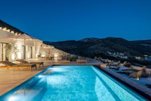Πισίνα στο ή κοντά στο Luxury villa with private infinity pool and stunning sea view