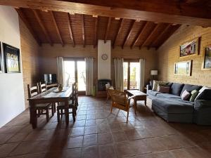 Χώρος καθιστικού στο Open loft apartment in Alfambras - Amarelo