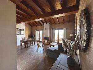 Χώρος καθιστικού στο Open loft apartment in Alfambras - Amarelo