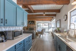 Kuchyň nebo kuchyňský kout v ubytování Cedar Creek Chalet - Snowmobilers Dream - Hot tub