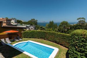 una piscina en el patio de una casa en Villa Cies con Piscina, en Vigo