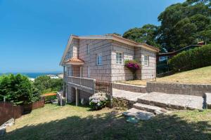 una pequeña casa en la cima de una colina en Villa Cies con Piscina, en Vigo