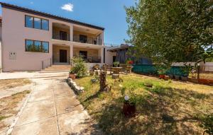 Κήπος έξω από το 4 Bedroom Gorgeous Apartment In Korlat