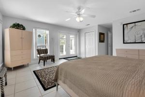 Ένα ή περισσότερα κρεβάτια σε δωμάτιο στο Pet Friendly! 5 BR/5.5 Bath Luxury~Private Pool~Cabana~Steps to Beach +52 φωτογραφίες